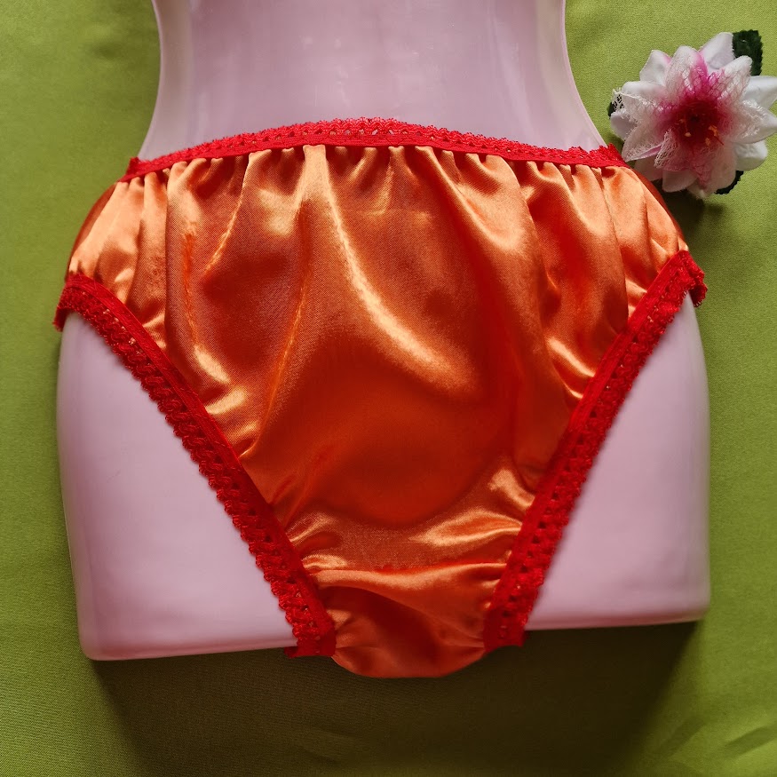 FEN101 - Hagyományos fazonú szatén bugyi - narancssárga pirossal