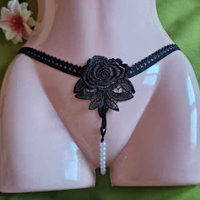 FEN89F - Női fehérnemű - Fekete rózsa levelek közt gyöngyös G-string tanga bugyi