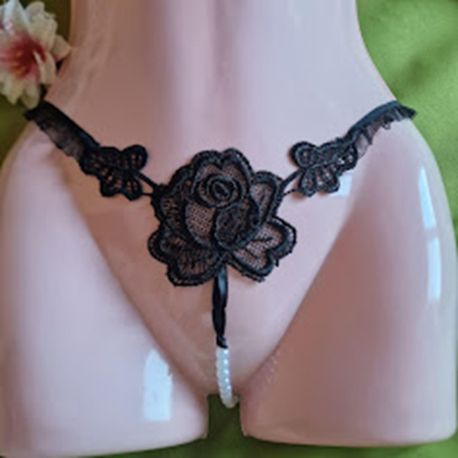 FEN89B - Női fehérnemű - Fekete rózsa levelekkel gyöngyös G-string tanga bugyi
