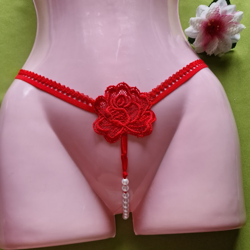 FEN87C - Női fehérnemű - Piros rózsás gyöngyös G-string tanga bugyi