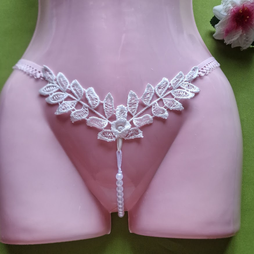 FEN85D1 - Női fehérnemű - Fehér levél ágak gyöngyös G-string tanga bugyi