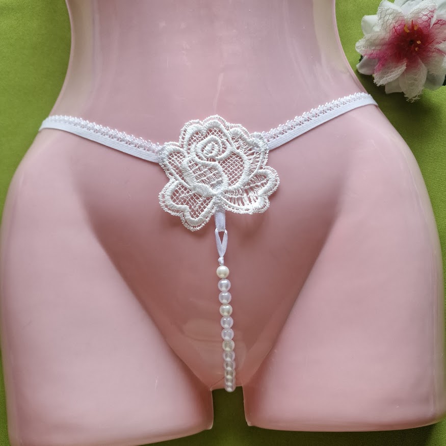 FEN85C - Női fehérnemű - Fehér rózsás  gyöngyös G-string tanga bugyi