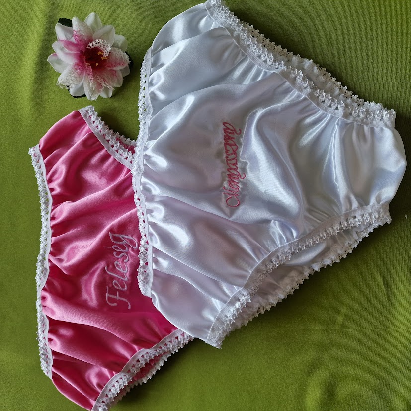 FEN77 - Hagyományos fazonú szatén bugyi - hímzett