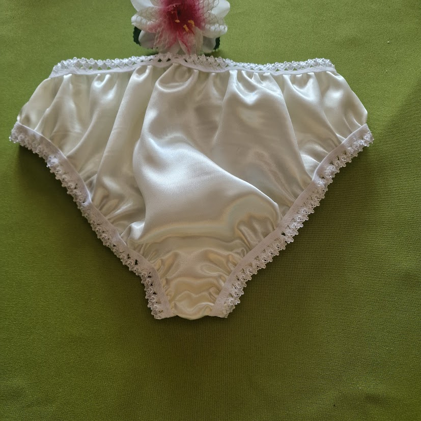 FEN062 - Brazil tanga szatén bugyi ekrü és fehér