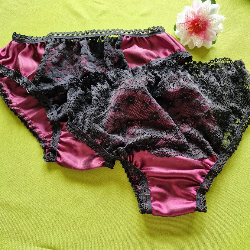 FEN67 - Női fehérnemű - 2db Csipkés elejű hagyományos fazonú szatén bugyi lilásbordó és fekete