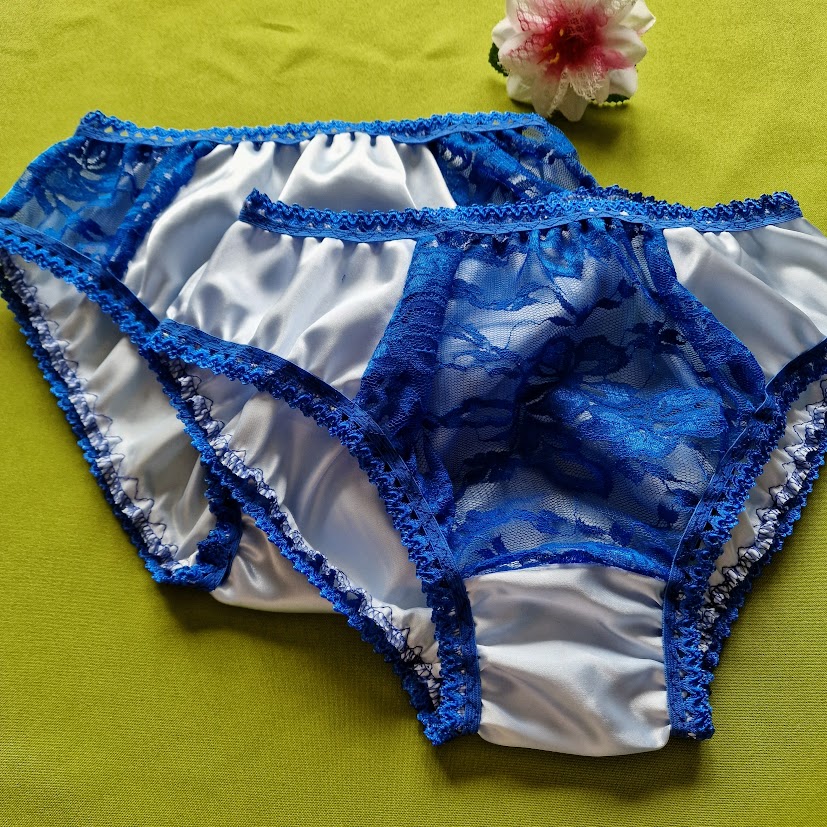 FEN68 - Női fehérnemű - 2db Csipkés elejű hagyományos fazonú szatén bugyi kék és kék