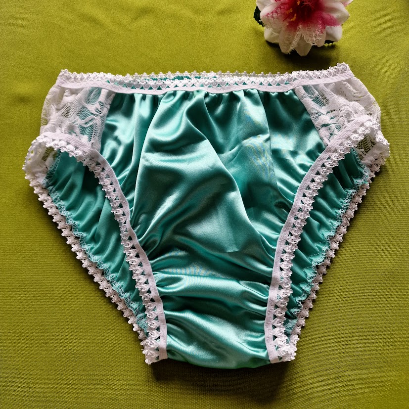 EN058 - Női fehérnemű - Csipkés elejű hagyományos fazonú szatén bugyi sötétmenta és fehér