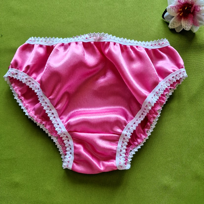 FEN035 - Hagyományos fazonú szatén bugyi - pink és fehér