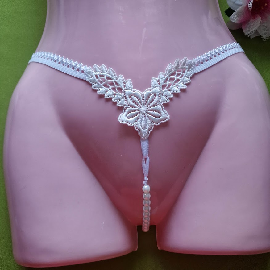 FEN44A - Női fehérnemű - Törtfehér csipkés gyöngyös G-string tanga bugyi