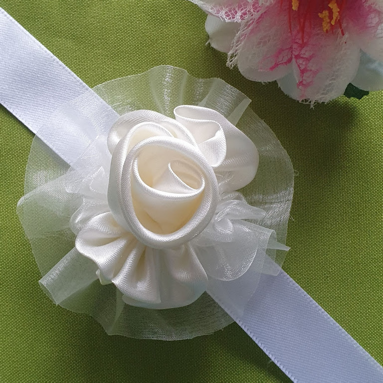 ESKÜVŐ CSD10 - Organza alapú ekrü organza és szatén rózsás csuklódísz