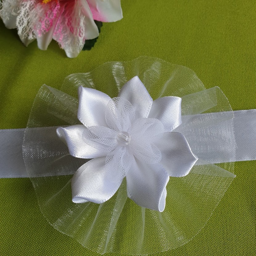 ESKÜVŐ CSD12 - Organza alapú hófehér szatén organza gyöngyös virágos csuklódísz