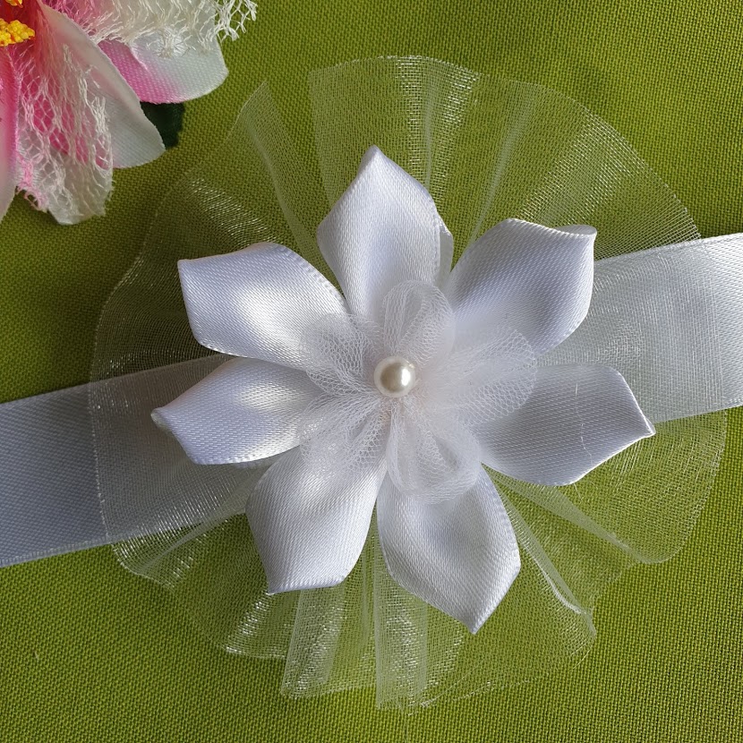 ESKÜVŐ CSD17 - Organza alapú hófehér szatén organza gyöngyös virágos csuklódísz