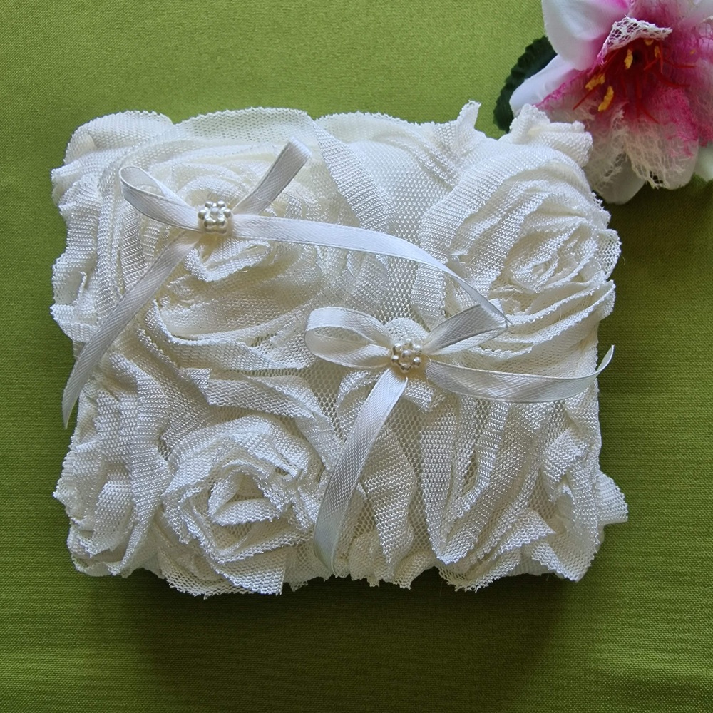 ESKÜVŐ GYP12 - Ekrü 15x13cm-es rózsa rózsás masnis gyűrűpárna