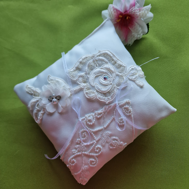 ESKÜVŐ GYP17 - Ekrü 18x18cm-es gyöngyös virágos gyűrűpárna masnival