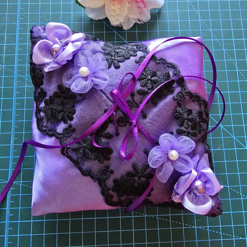 ESKÜVŐ GYP30 - Lila színű gyűrűpárna csipke rátéttel kb 13x13cm gót stílusban