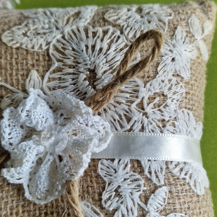 ESKÜVŐ GYP32 - Vintage stílusú juta gyűrűpárna csipke rátéttel kb 14x14cm