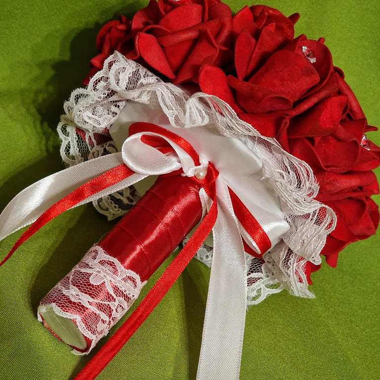 ESKÜVŐ MCS30 - kb18x20cm-es Menyasszonyi csokor piros habrózsákból