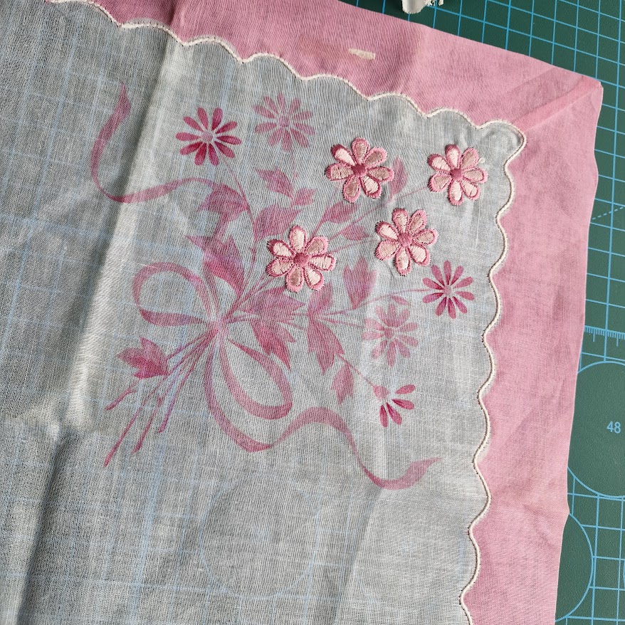 ESKÜVŐ DZS09 - Pamut hímzett díszzsebkendő 333x333mm - Japán rózsaszín