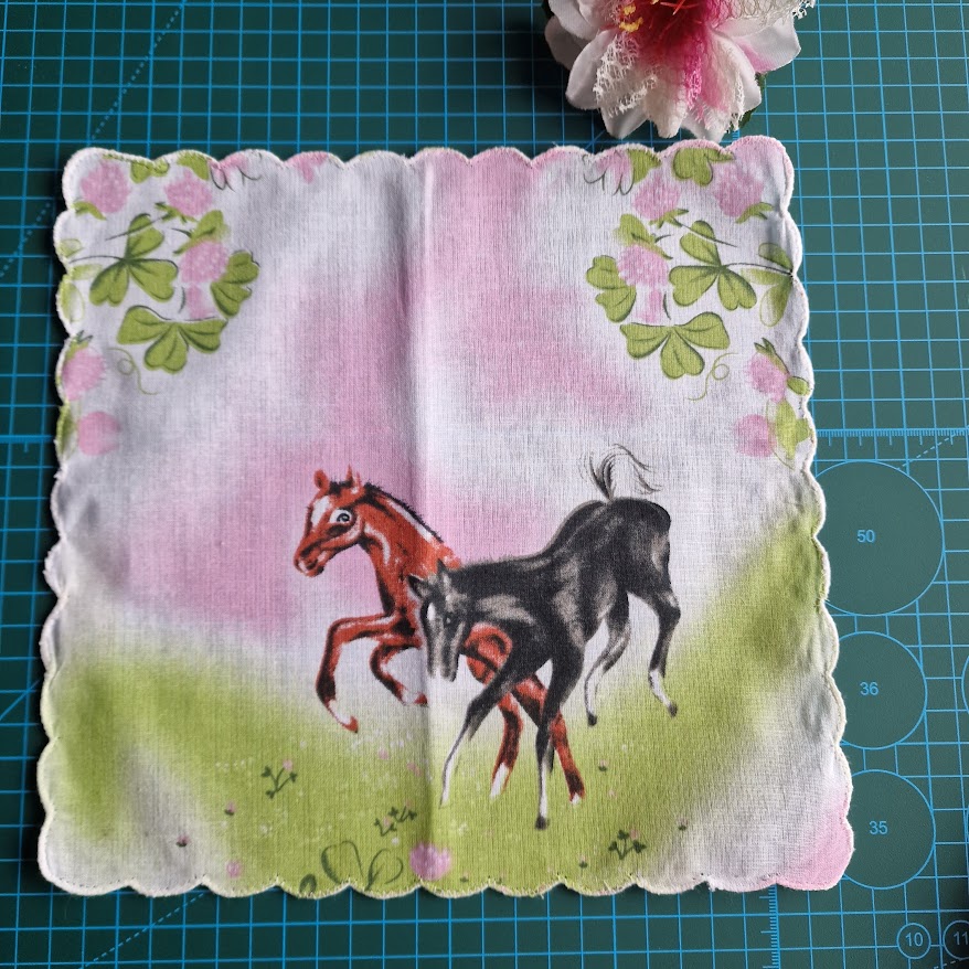 ESKÜVŐ DZS06 - Pamut díszzsebkendő 250x245mm - Lovas lóherés