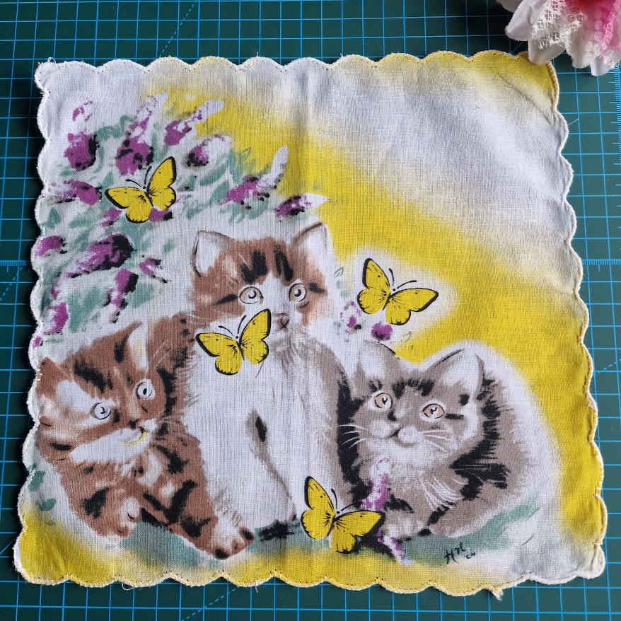 ESKÜVŐ DZS04 - Pamut díszzsebkendő 250x245mm - cicás macskás pillangós