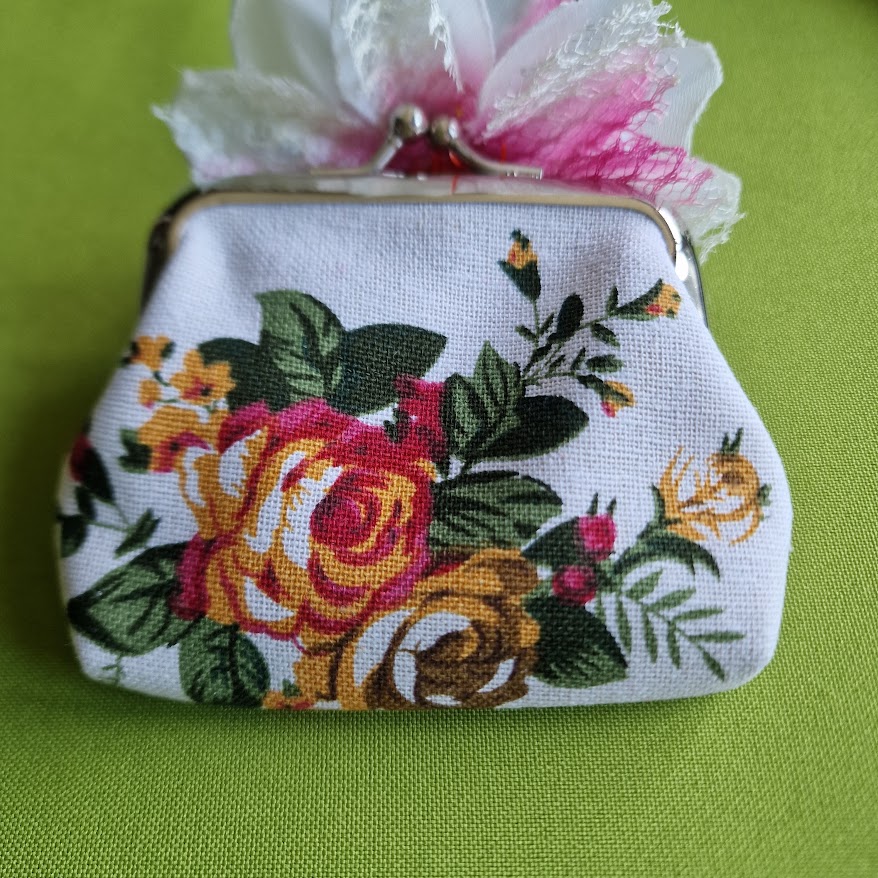  NK02A - Vintage tipusú rózsa mintás kis pénztárca aprópénztartó - fehér