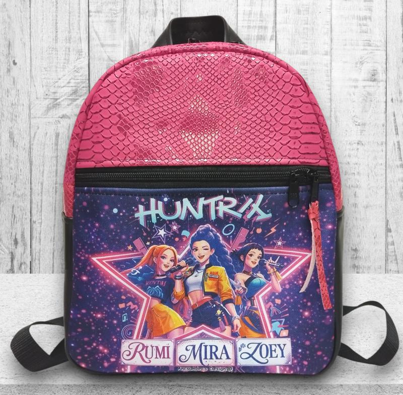 HUNTR X Huntrix K pop démonvadászok DORINA M hátizsák fekete-pink