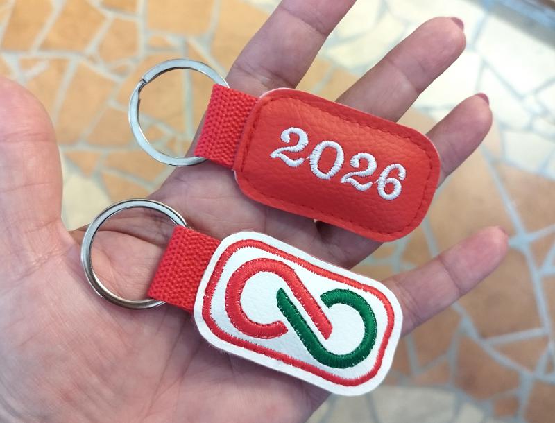 Hímzett Rendszerváltás 2026 kulcstartó piros