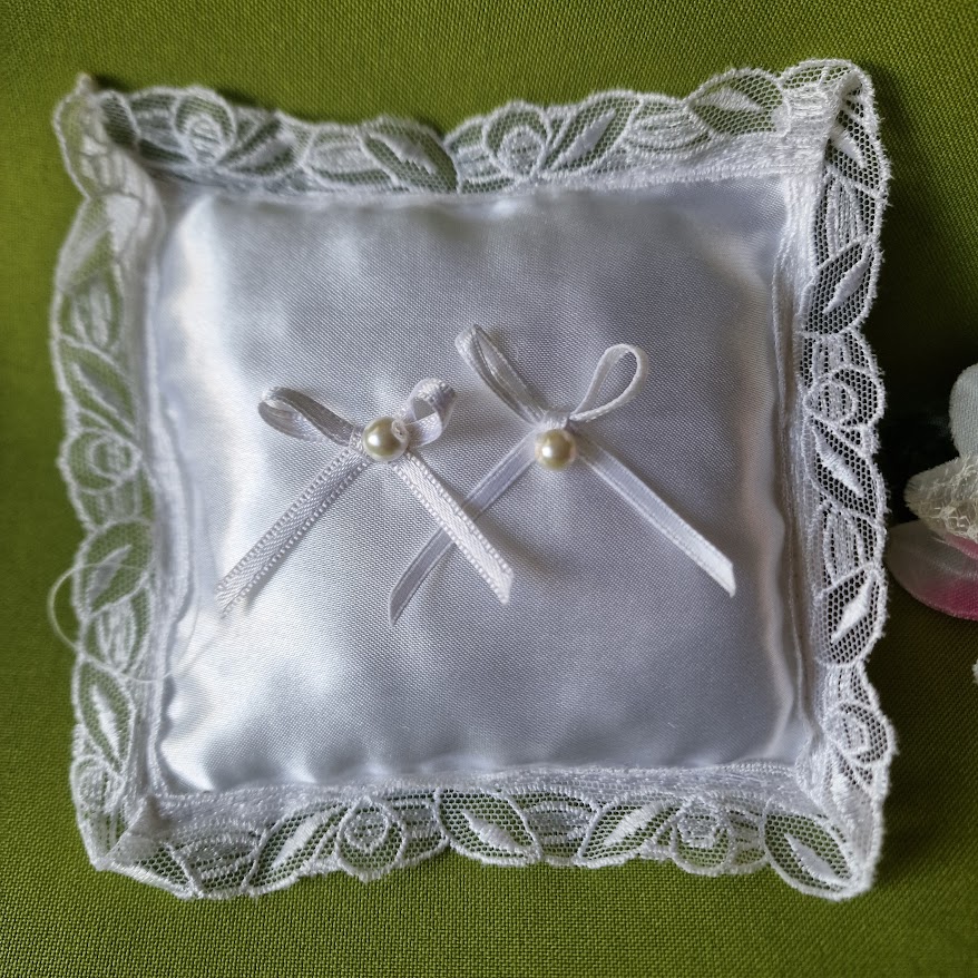 ESKÜVŐ GYP34 - Hófehér kb 14x14cm-es szatén csipkés masnis gyűrűpárna
