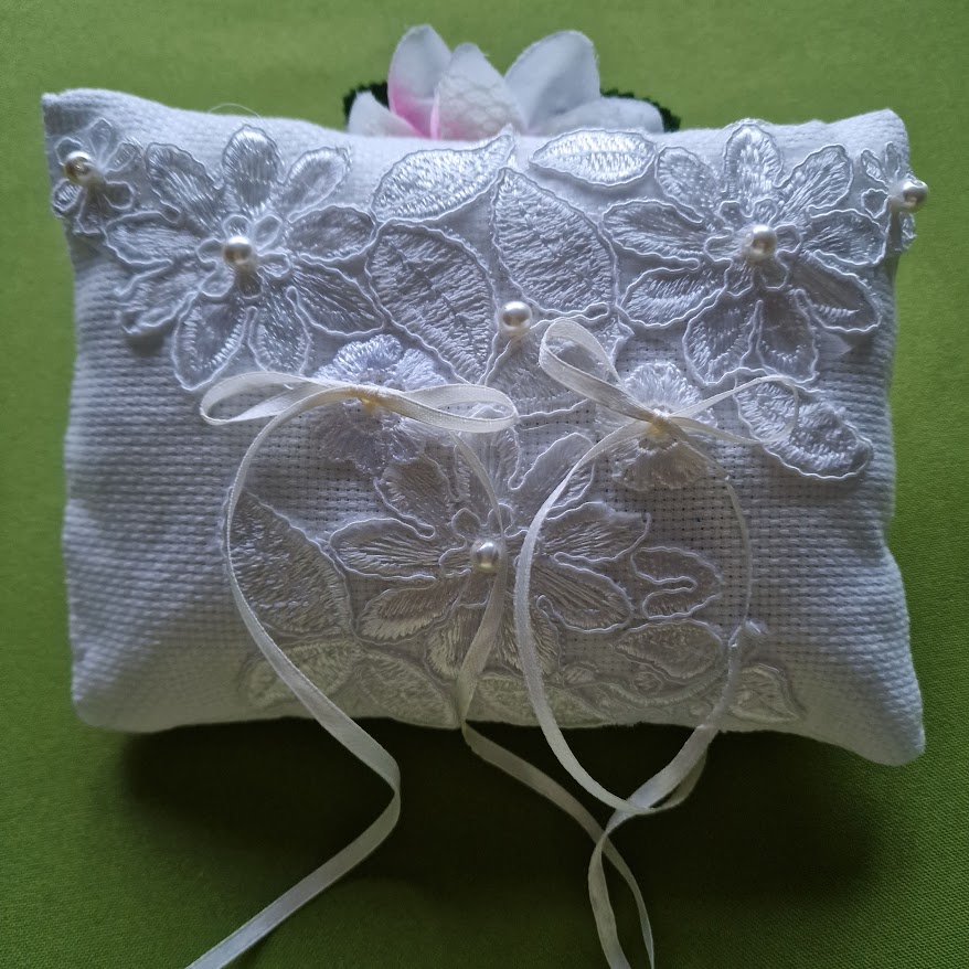 ESKÜVŐ GYP33 - Ekrü 18x14cm-es csipkés gyöngyös masnis gyűrűpárna